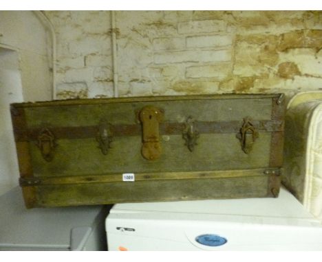 A METAL BOUND TRAVELLING TRUNK, (s.d.)
