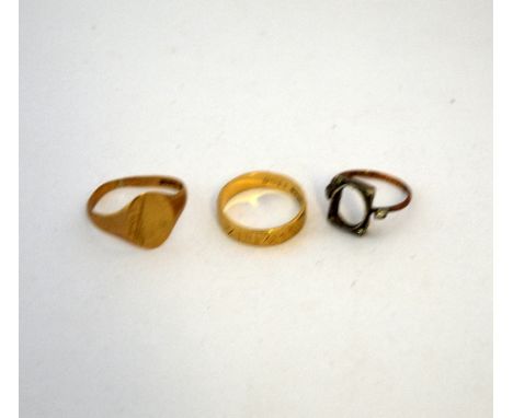 THREE RINGS, to include a signet ring, an engraved band ring together with a dress ring (s.d. missing central stone)