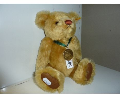 AN UNBOXED STEIFF GOLDEN PLUSH TEDDY BEAR, a 2001 bear produced exclusively for the Danbury Mint, complete with medallion, he