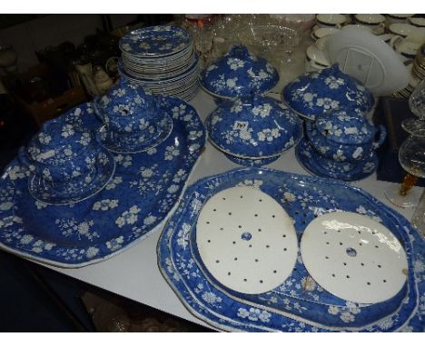 A SPODE 'CRACKED ICE' PEARLWARE PART SERVICE, (over 40 pieces) (s.d.)