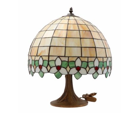 Tiffany style table lamp, 49 cm high, 41 cm diameter