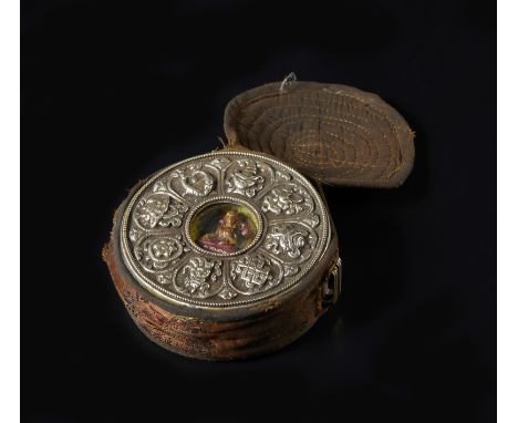 Himalayan Art A copper and silver gau Tibet, 19th century . . Cm 13,50 x 6,00. Round shaped, the cover embossed with the Budd