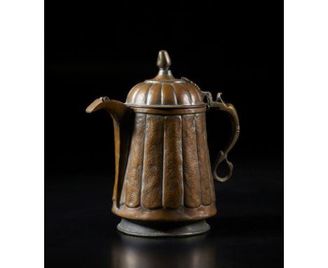 Islamic Art A large ribbed body copper teapot chiselled with floral motifsKashmir, 19th century . . Cm 24,00 x 26,00.