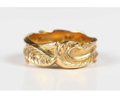 An 18ct gold wedding ring in an undulating feather design, London 1970, weight 6.2g, ring size approx M1/2.