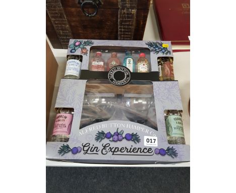 GIN HAMPER WITH GLASSES