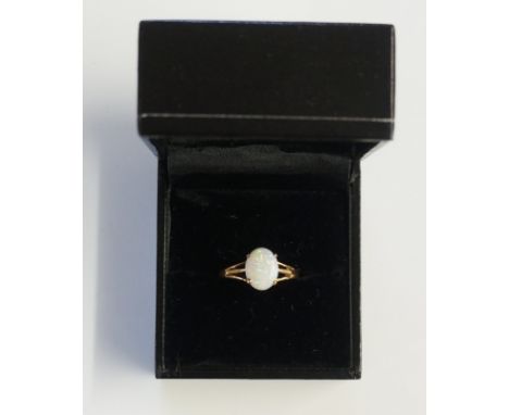 A 9ct gold white opal ring, size