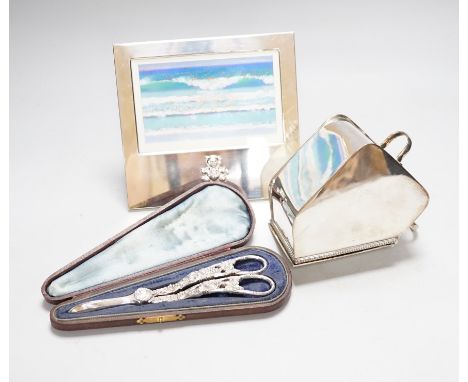 Collection of mixed glass and metalware including, art glass scent bottles, cased plated grape scissors, mugs and a photo fra