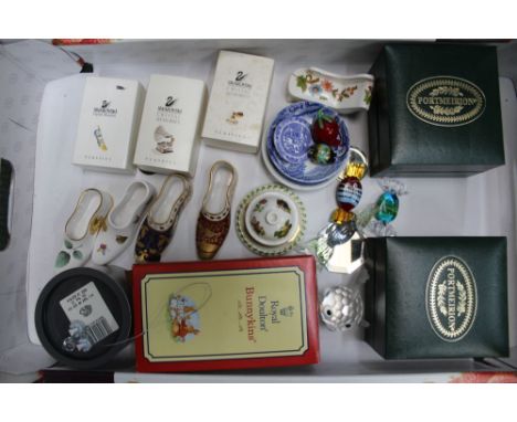 A BOX CONTAINING A SELECTION OF COLLECTABLE CHINA &amp; GLASSWARE to include Swarovski crystal, Portmeirion, Spode, etc. 