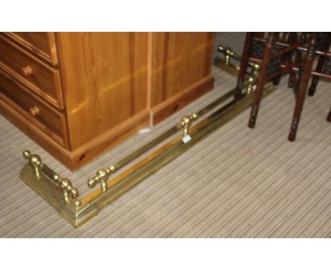A BRASS KERB FENDER with ball finials & reeded rails, Dimensions 130cm wide x 37cm deep