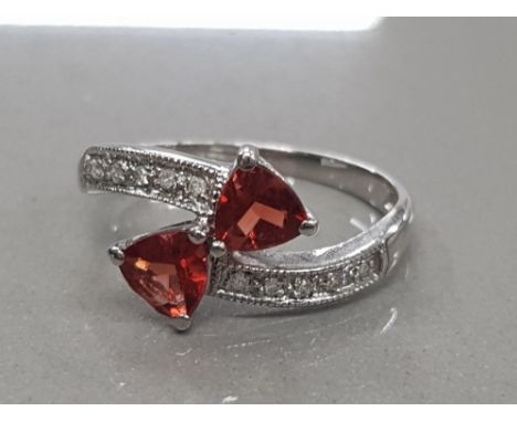 9CT WHITE GOLD RING WITH TWIN GARNETS AND SIDE DIAMONDS SIZE M 1.9G GROSS