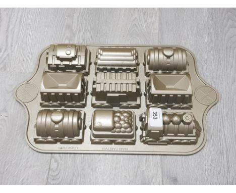 R R NORDIC WARE TRAIN CAKE MOULD MADE USA