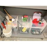 Gros lot d'items variés sur 4 étagères du bas