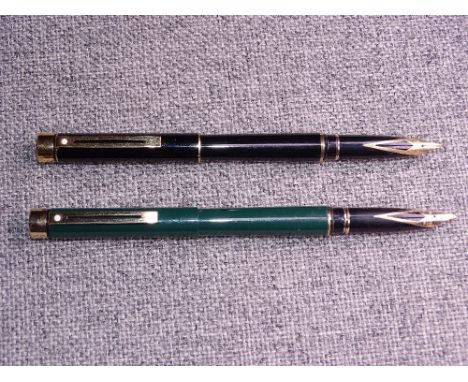 Vintage Black laque finish Sheaffer Targa fountain pen with 23 carat gold electroplate trim and a 14 carat solid gold nib. Vi