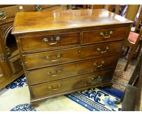 AN EARLY 19th CENTURY MAHOGANY CHEST of two short over three long drawers having pommel plates and swan neck handles on corne