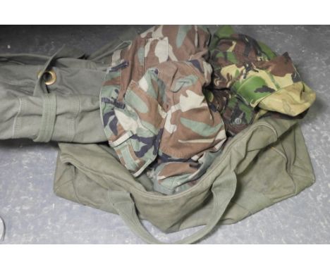 ARMY HOLDALL & CONTENTS 