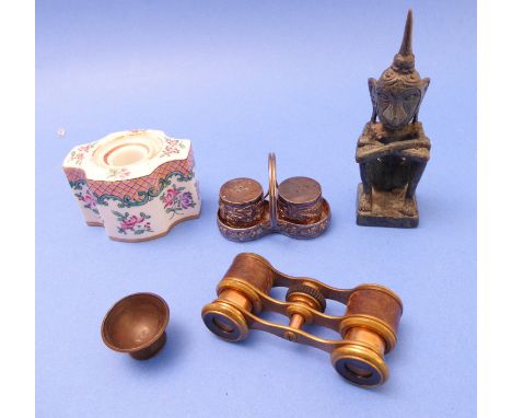 An interesting collection of collectables to include a 19th century Sampson Porcelain serpentine-sided inkwell in 18th centur