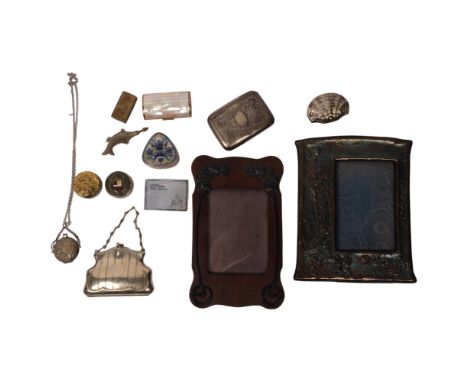 A collection of various boxes, including snuff, a silver plated purse, and a cloisonne heart-shaped box, together with an Art