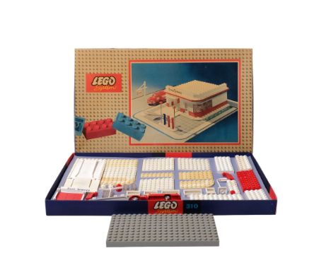 LEGO SYSTEM - set 310 ESSO Service Station, complete and in original box, no instruction manual or associated ephemera Set ap