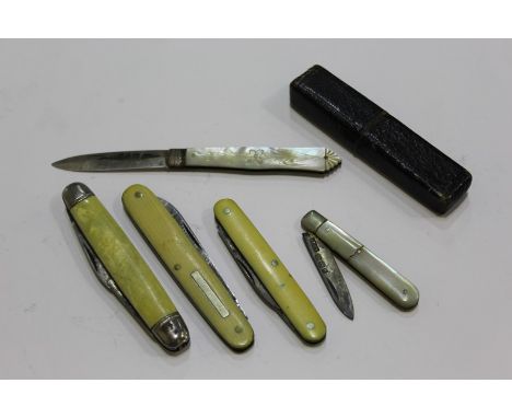 Two silver bladed fruit knives with mother of pearl handles, three penknives (5)