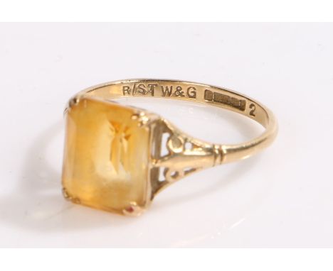 9 carat gold ring set with a citrine type stone, ring size O 1/2, 1.8g