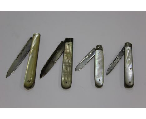 Three silver bladed fruit knives with mother of pearl handle, similar knife with steel blade and mother of pearl handle (4)