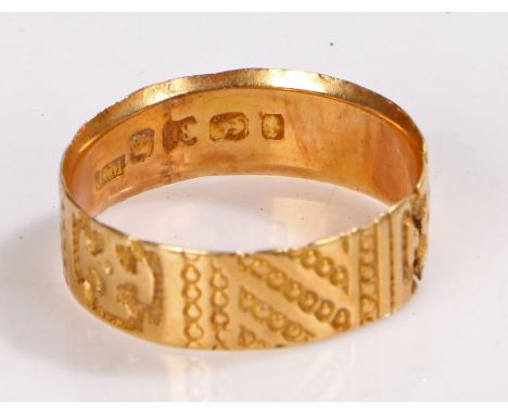 18 carat gold ring, with cross decoration, 2.7g AF