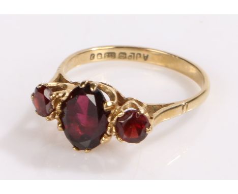 9 carat gold ring set with three garnets, ring size M, 2.2g