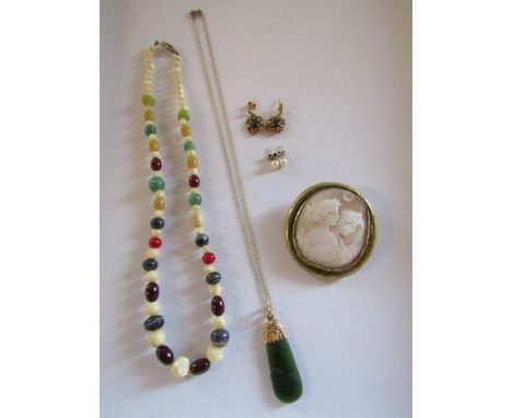 Mixed collection of jewellery to include a pink cameo brooch in yellow metal, 9ct gold earrings with pearl and topaz, pearl e