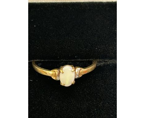 9ct Gold & opal ring Size O 