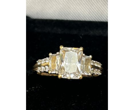 9ct Gold ring set with cz stones Size O 2.8g 