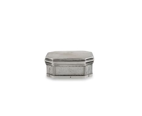 A SMALL CONTINENTAL WHITE METAL AND MOTHER OF PEARL OCTAGONAL SHAPED SNUFF BOX, early 19th century, apparently unmarked, the 