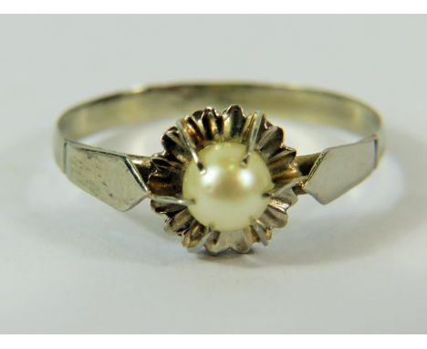 Continental Silver ring set with a small pearl. Finger size P-5