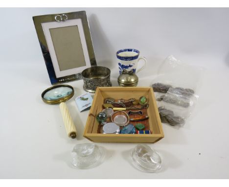 Mixed collectables lot including coins, badges, penknives etc.