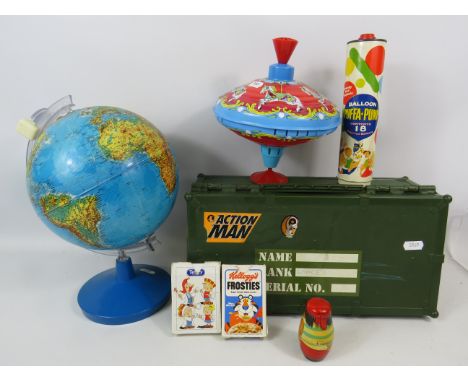 Mixed vintage toys to include spinning top and Action Man foot locker. See photos. 