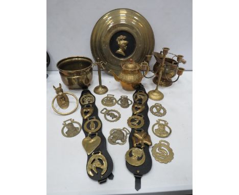 Mixed brass lot to include a door knocker, plant pots, horse brasses etc.