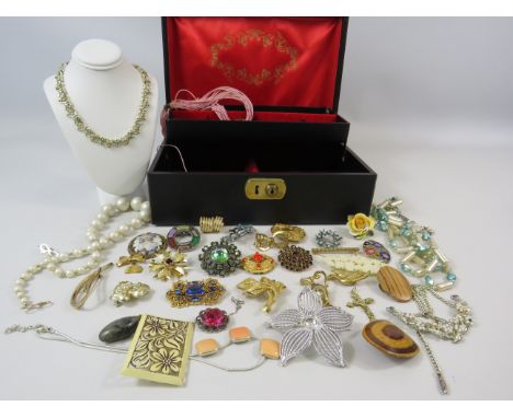 Good selection of various vintage brooches, scarf clip and a jewellery box.