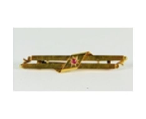 15ct Yellow Gold Ruby Set parallel bar brooch.&nbsp; 2.2g total