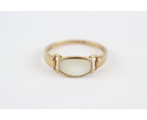 9ct Gold Vintage Mother-Of-Pearl Set Dress Ring (2g) 2030883