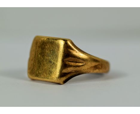 9ct Yellow Gold Gents Signet ring, Finger size 'R'  6.3g
