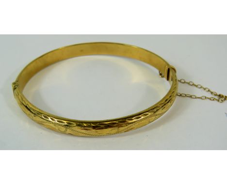 9ct Yellow Gold hinged Bangle with clasp. Safety chain fitted.  Total weight 8.0g