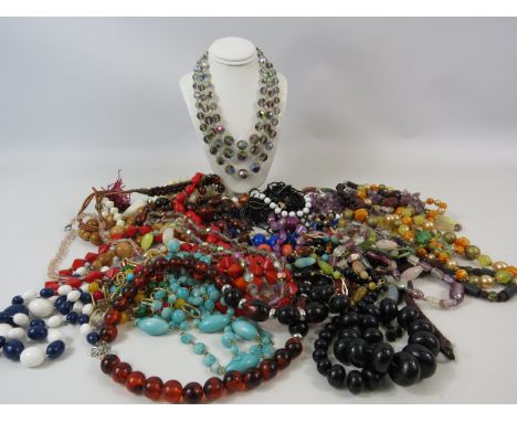 Mixed costume jewellery lot including vintage necklaces.