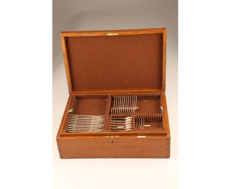 Oak canteen of Mappin and Webb silver cutlery, assay marked Sheffield 1929 including11 tea spoons 267g12 dessert spoons 636g1