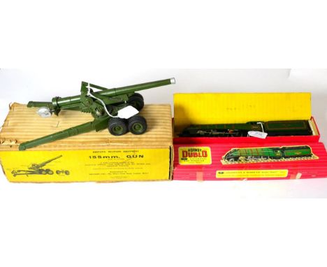 Hornby Dublo 2-Rail 2211 Golden Fleece (E-G box G, with repair sticker 009248) together with a Britains 2064 155mm Gun (G box