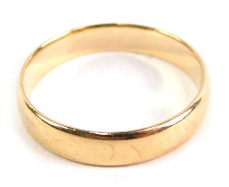 A 9ct gold wedding band, size K-L, 1.9g.