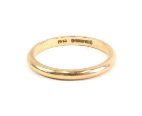 A 9ct gold wedding band, size R, 2.5g.