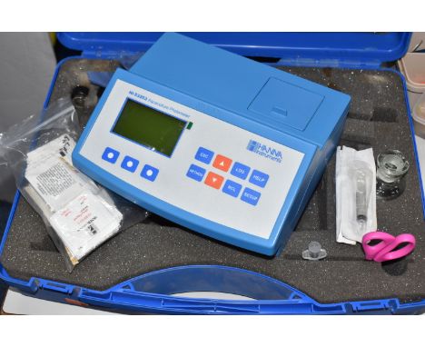 A HANNA HI-83203K AQUACULTURE PHOTOMETER KIT comprising a cased photometer, a glass sample bottle, plastic syringes, and vari