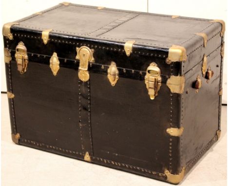 An early 20th Century travelling trunk by the Whittle Trunk & Bag Company, Knoxville, Tennessee, USA - with compartment inset