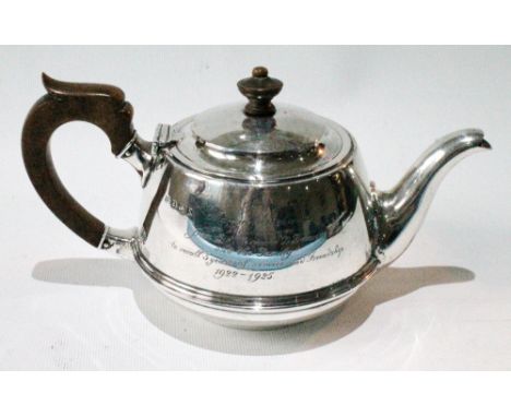 Silver teapot of spreading shape with moulded girdle, Birmingham 1922, 8½oz.