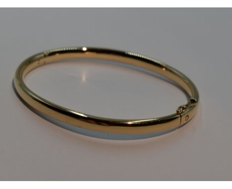 A 9ct gold hinged bangle of plain form with concealed clasp, approx 25g
bangle internal dimmensions are approx 60mm x 50mm