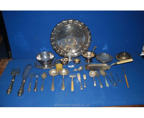 A box of plated items to include a round tray, serving fork and slice, crumb tray, forks and spoons, sugar spoons etc.